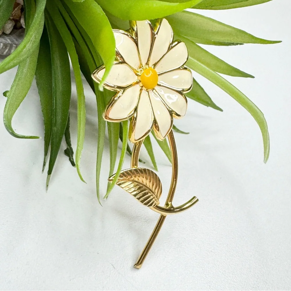 Vintage 60s Retro Cream White Daisy Enamel Gold Tone Statement Flower Brooch MOD